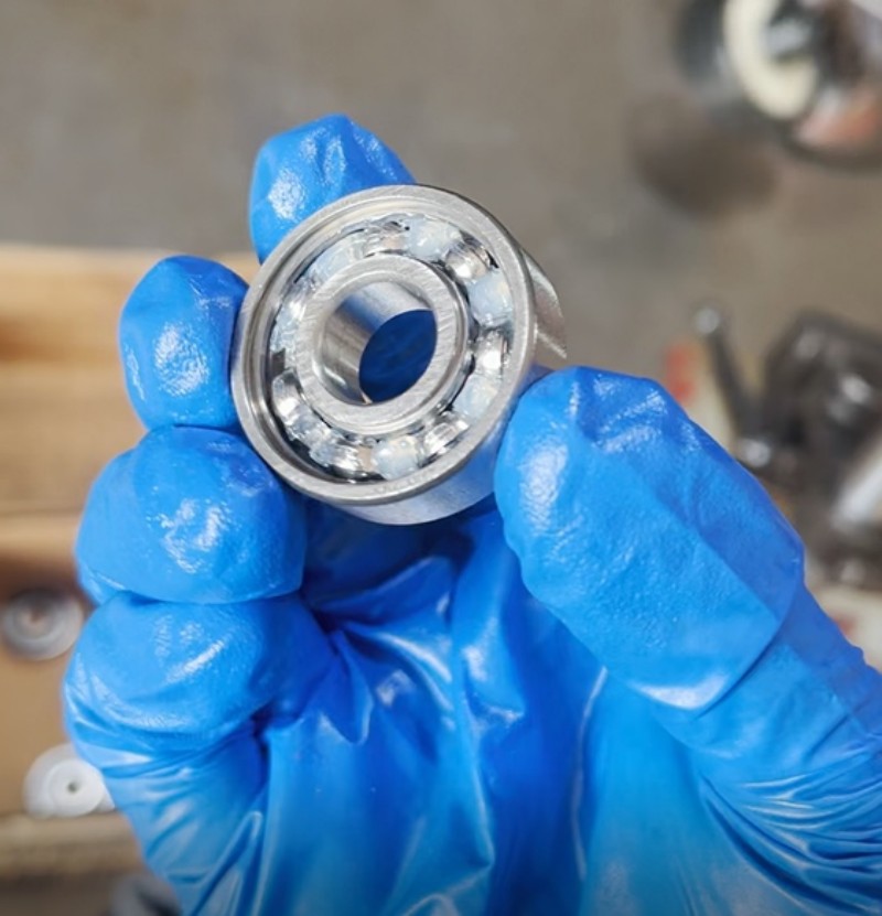 Как определить проблемы с подшипниками по изменению цвета смазки?